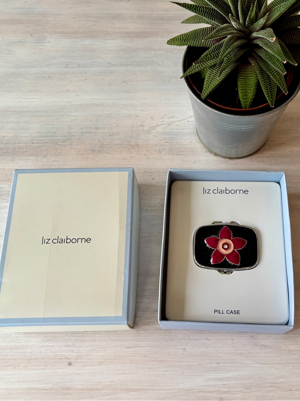 Liz Claiborne Mini Case with Black & Red Floral Design. Two‑Compartment. NEW ❤️